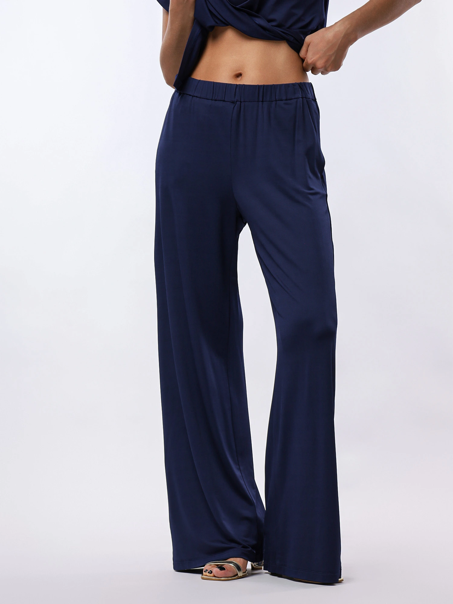 Брюки трикотажные темно-синего цвета с эластичным поясом